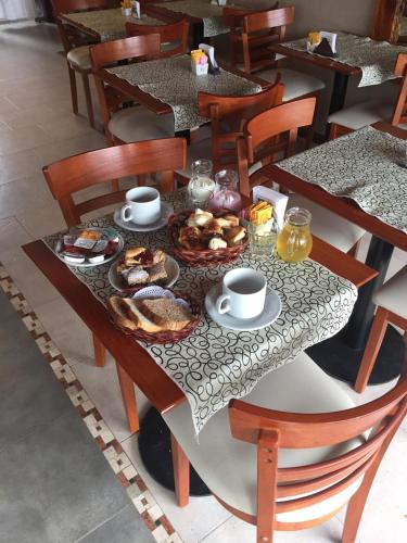 Una mesa con comida en un restaurante. en Hotel Albert, en Villa Gesell