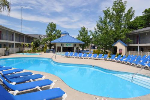 Der Swimmingpool an oder in der Nähe von Islander Inn