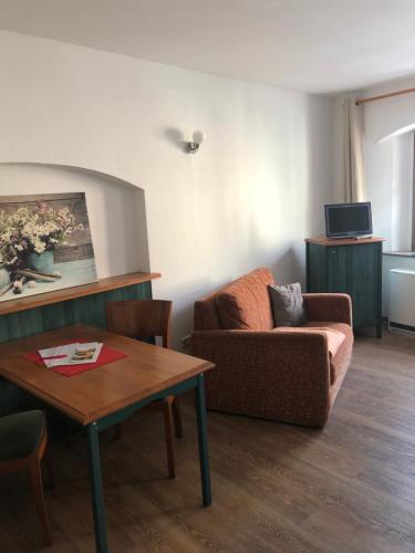 a living room with a couch and a table at Zum Handtuch in Bautzen