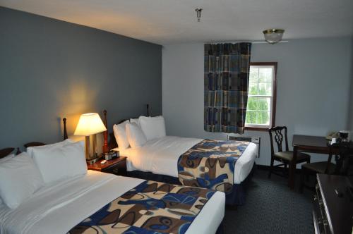 Grand Islander Hotel tesisinde bir odada yatak veya yataklar
