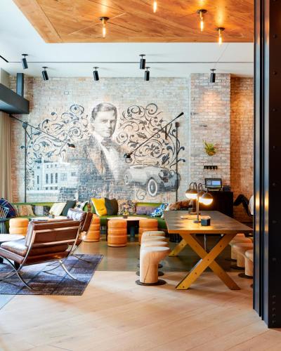 Arlo Chicago Image