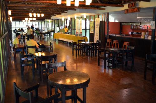 ein Restaurant mit Tischen und Stühlen sowie Personen, die in einem Zimmer sitzen in der Unterkunft Explorama Lodge in Francisco de Orellana
