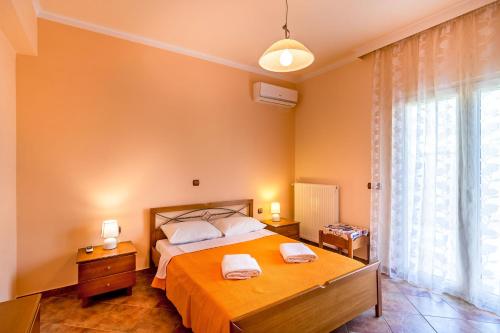 Ένα ή περισσότερα κρεβάτια σε δωμάτιο στο Villa Helen 200m from the beach in Tersanas BY APOKORONAS-VILLAS
