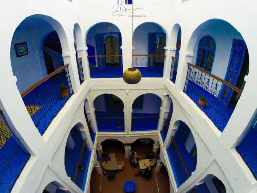 - une vue sur le plafond d'un bâtiment aux murs bleus et blancs dans l'établissement Dar Chefchaouen, à Chefchaouen