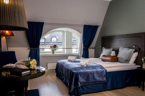 ein Schlafzimmer mit einem großen Bett und einem Fenster in der Unterkunft Frogner House - Skovveien in Oslo