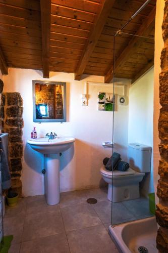 a bathroom with a sink and a toilet and a tub at Casa Rústica, perto do Castelo de Óbidos in Óbidos