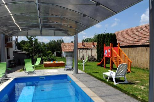 Bazén v ubytovaní Arany Szőlő Wellness Apartmanház alebo v jeho blízkosti