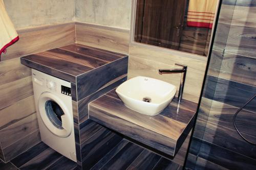 y baño con lavadora y lavamanos. en Luxury Apartments Near to the beach en Plakias