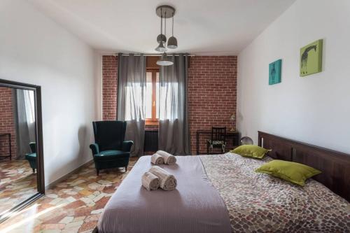 a bedroom with a large bed with towels on it at La Serenissima - 15 min to Venice City Center - Free Parking in Campalto