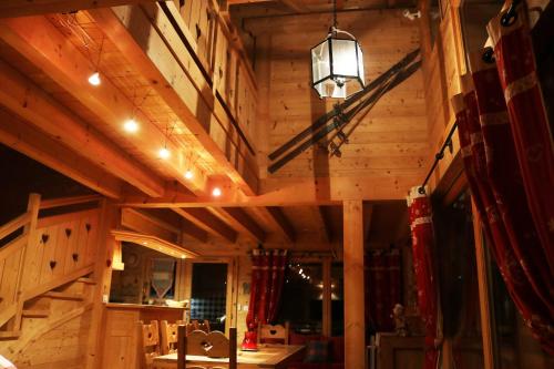 une cabine en bois avec une lampe suspendue au plafond dans l'établissement Chalet Rosalie, à Morzine