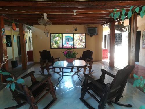 - un salon avec une table et des chaises dans l'établissement Hotel Sol y Mar, à Curumaní