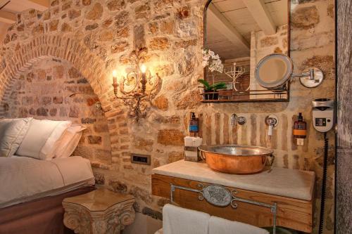 Ванная комната в KAMARES Historic Boutique Hotel & Spa