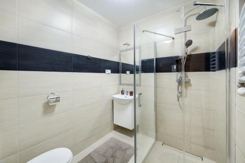 een badkamer met een douche en een toilet bij Apartamenty Wieniawa in Lublin