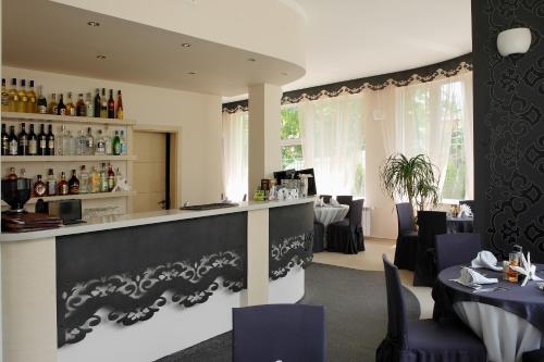 un bar in un ristorante con tavoli e sedie di Family Hotel Diana a Sofia
