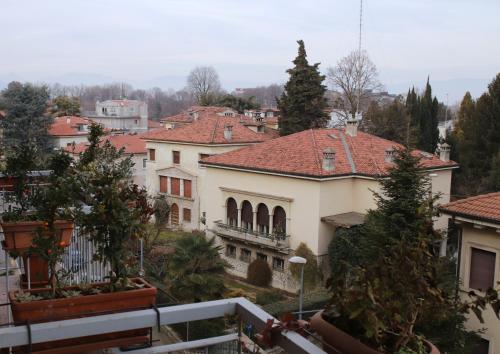 Vistas a una ciudad con casas y árboles en Guest House Ca' Lou al Teatro, en Vicenza
