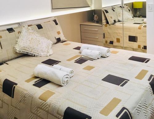 1 cama grande con toallas en una habitación en Apartamento na Ponta Verde Maceió Facilities, en Maceió