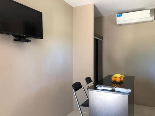 Televízia a/alebo spoločenská miestnosť v ubytovaní Apart Las Palmeras Corcovado