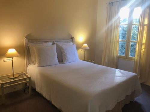 A bed or beds in a room at Le Moulin De La Beune