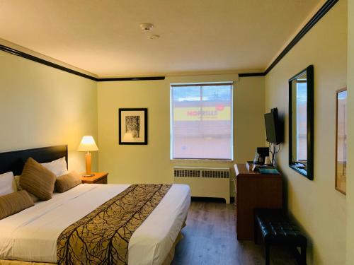 pokój hotelowy z łóżkiem i oknem w obiekcie Hotel at the Waldorf w mieście Vancouver