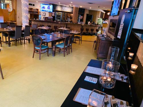 een eetkamer met tafels en stoelen in een restaurant bij Hotel at the Waldorf in Vancouver