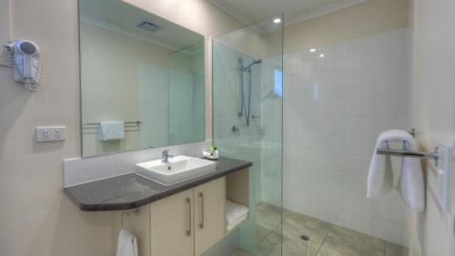 a bathroom with a sink and a shower at Roma Central Motel in Roma