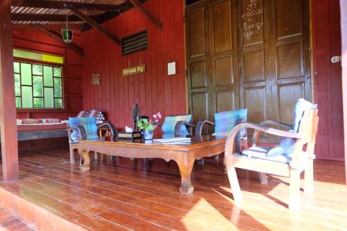 Ruang duduk di Piman Pu