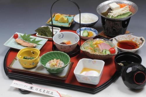 Nikko Tokanso في نيكو: صينية مع أطباق مختلفة من الطعام على طاولة