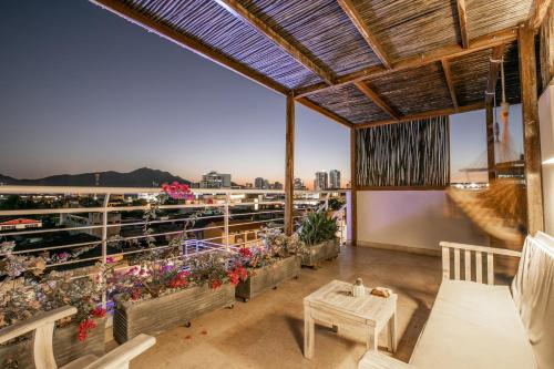 a living room with a patio area with chairs and umbrellas at Hotel Suite Boutique El Cactus in Santa Marta