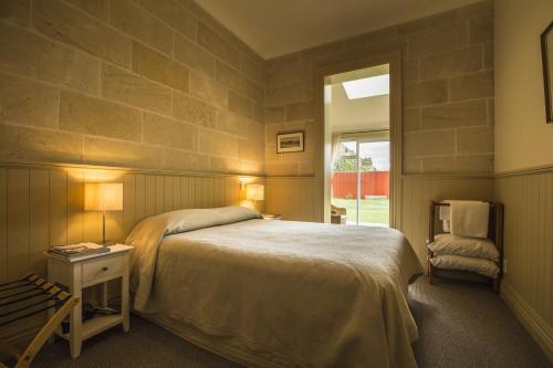 - une chambre avec un grand lit et une fenêtre dans l'établissement Waitaki Braids, à Kurow