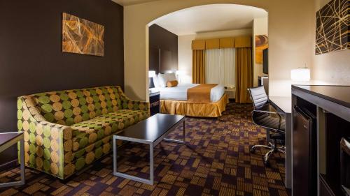 Posezení v ubytování Best Western Windsor Pointe Hotel & Suites-Frost Bank Center