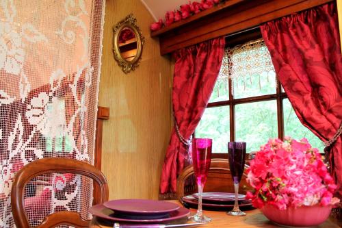 Posezení v ubytování Roulottes du Rouard