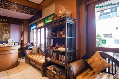 a room with a book shelf with books and a couch at Ban Ao Thong in Trang