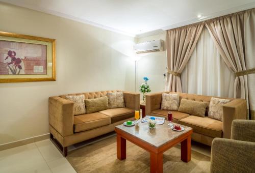 a living room with two couches and a coffee table at Al Muhaidb Al Takhassosi Abaqrino in Riyadh