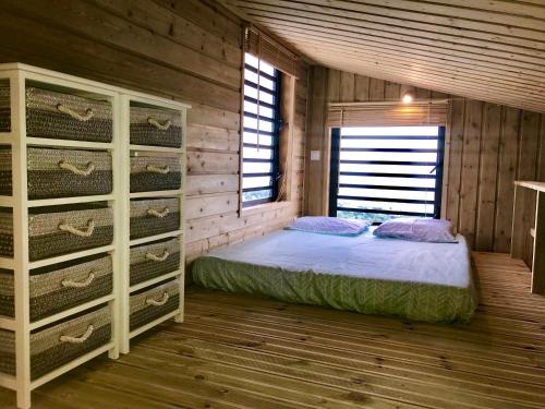 Postel nebo postele na pokoji v ubytování Lounge des hauts, 3 maisons à L'étang-Salé avec vue sur l'Océan indien et la forêt