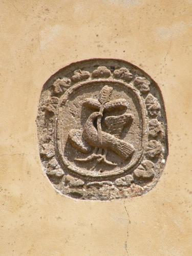 a stone sign on the side of a building at B&B Il Glicine in Montefollonico