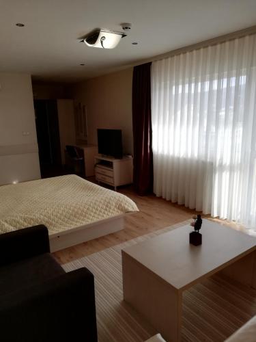 Heat Complex Family Hotelにあるテレビまたはエンターテインメントセンター