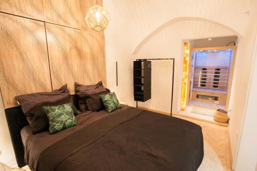 Un dormitorio con una cama grande y una ventana en Real Delux Apartment next to Gozsdu & Synagogue, en Budapest