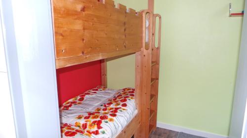 Ce lit superposé se trouve dans un dortoir doté de lits superposés. dans l'établissement Blumenstein Ferienhaus, à Kall