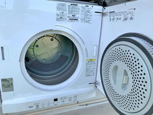 a white washing machine sitting next to another washing machine at Oceanview Yui in Ishigaki Island