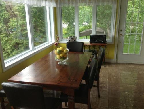- une table à manger avec un bol de fruits dans l'établissement Gîte Maison Parc Delormier, à Trois-Rivières