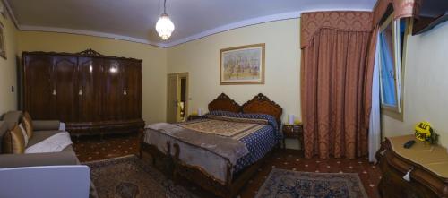 ein Schlafzimmer mit einem Bett und einem Sofa darin in der Unterkunft Alle Zagare in Refrontolo