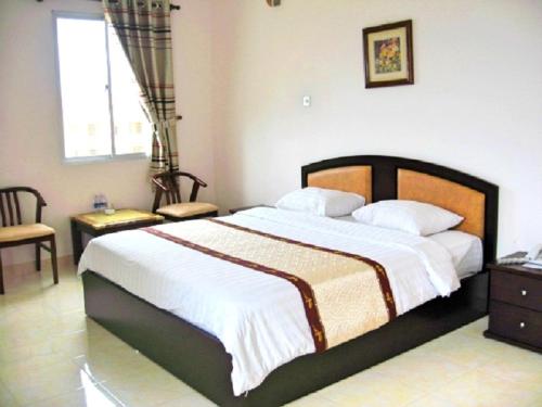 Un dormitorio con una cama grande y una ventana en Long Beach Hotel, en Tuy Hoa