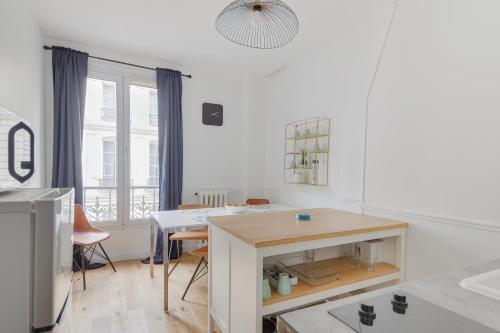 une cuisine avec une table et une salle à manger dans l'établissement Lovely Parisian Flat - Louvre rue St Honoré, à Paris