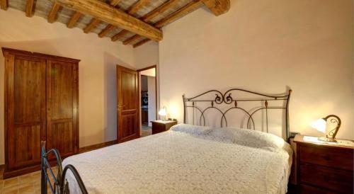 a bedroom with a large bed in a room at Collepetrucci in Ciciano