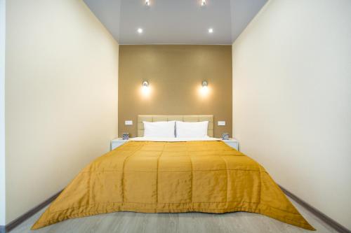 ムィコラーイウにあるModern Studio apartmentのベッドルーム1室(黄色い毛布付きのベッド1台付)