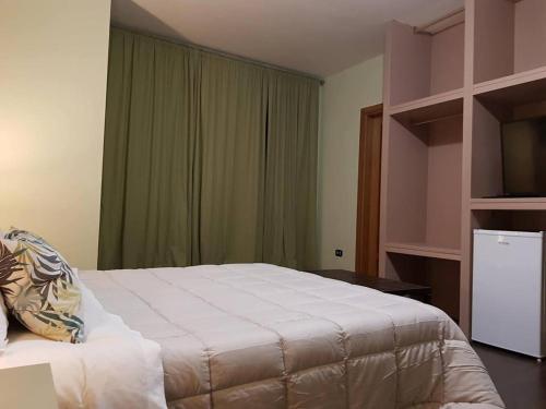 1 dormitorio con cama y ventana grande en B&B Villa Landy, en Benevento
