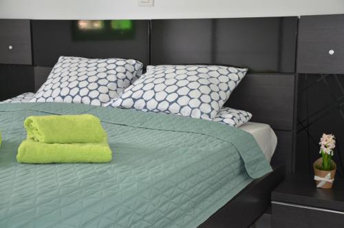 sypialnia z łóżkiem z zieloną poduszką w obiekcie Canary Islands getaway w mieście Caleta De Fuste