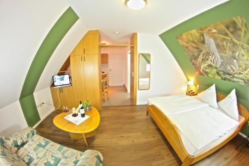 Landhotel Jagdschloss tesisinde bir odada yatak veya yataklar