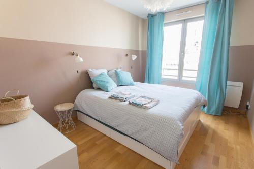 - une chambre avec un lit doté de rideaux bleus et d'une fenêtre dans l'établissement IN FRONT OF CATHEDERAL !, à Reims