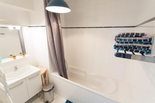 une salle de bain avec un lavabo, une baignoire et des toilettes dans l'établissement IN FRONT OF CATHEDERAL !, à Reims